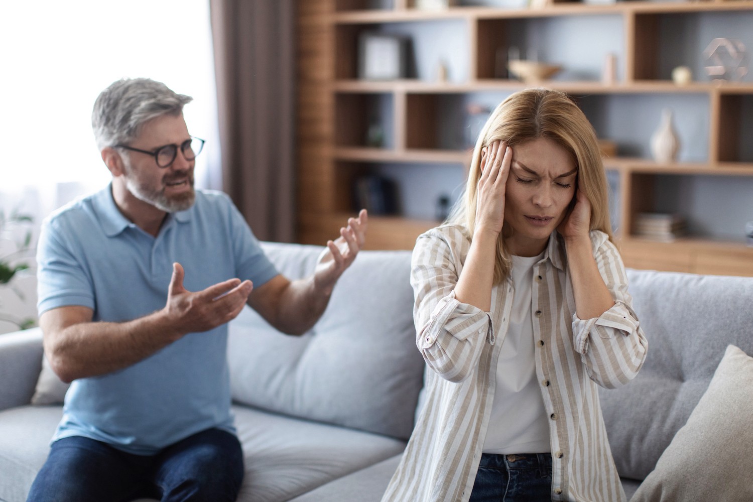 Aggression, wie auf diesem Bild mit dem aggressiven Mann gegenüber der Frau,  ist ein Symptom der antisozialen Persönlichkeitsstörung