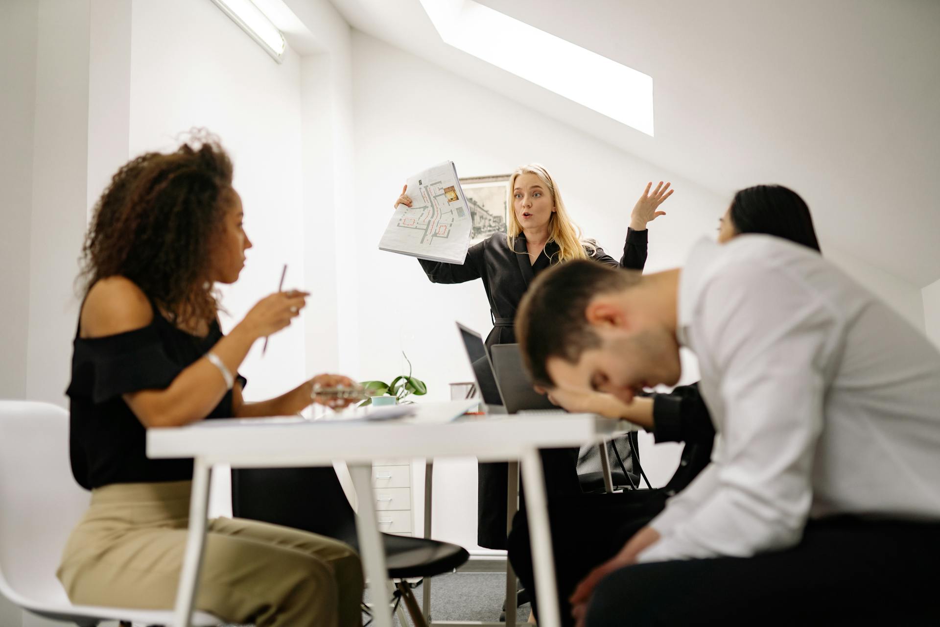 Narzisstische Wut kann einem im Büro bei Kollegen oder auch dem Chef entgegen schlagen. Doch was versteht man darunter?